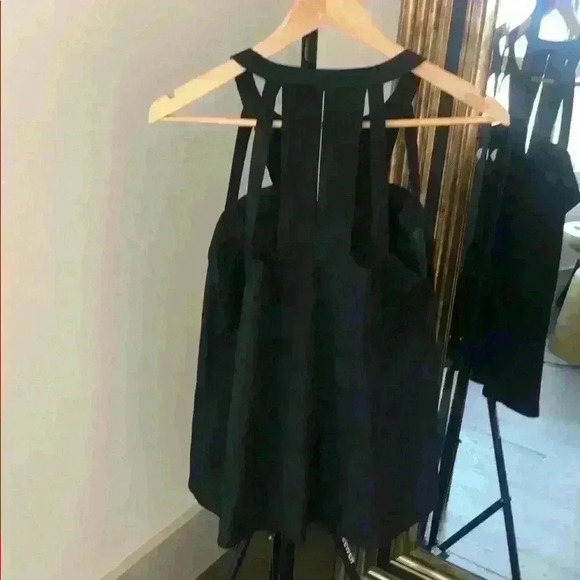 Black cut out tank top - Picture 2 of 5